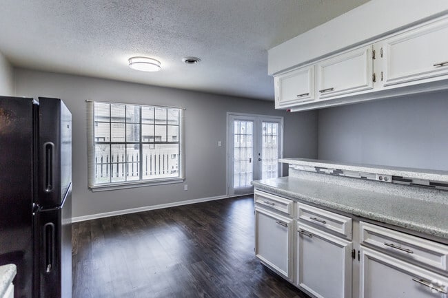 Emerald Square-New, Memphis, TN 38115 - photo 2