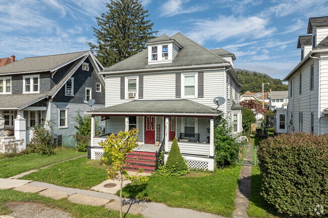 It's not unusual to find many examples of American foursquare homes in Newberry.