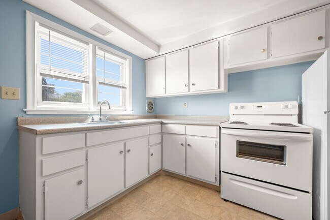 35 Deerfield Ct unit 30c, East Hartford, CT 06108 - photo 4