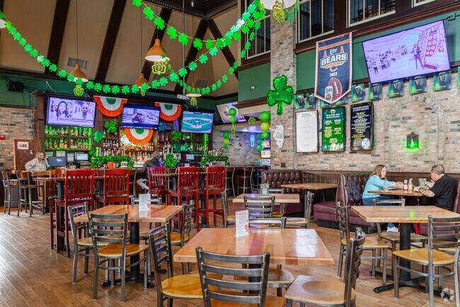 Durty Nellie's has live music, karaoke, and casual American fare in Palatine.