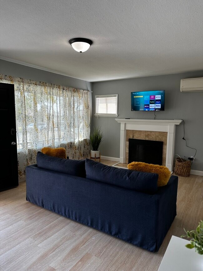 Living room w/ smart tv