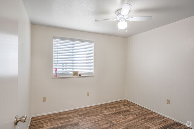 Windsor Manor Apartments, Portland, OR 97233 - photo 5