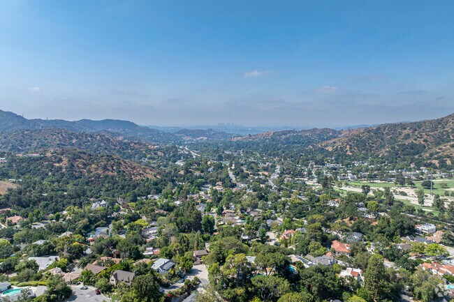 Montecito Park is an elevated suburban living in northern Glendale.