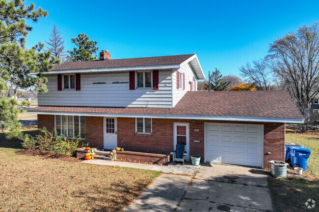 Although not as prominent, colonial revival-style homes can be found in McKinley-Railroad Parks.