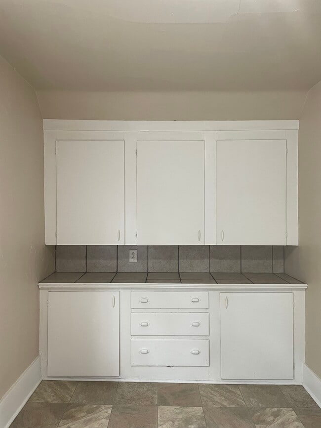 Kitchen Cabinets/Storage