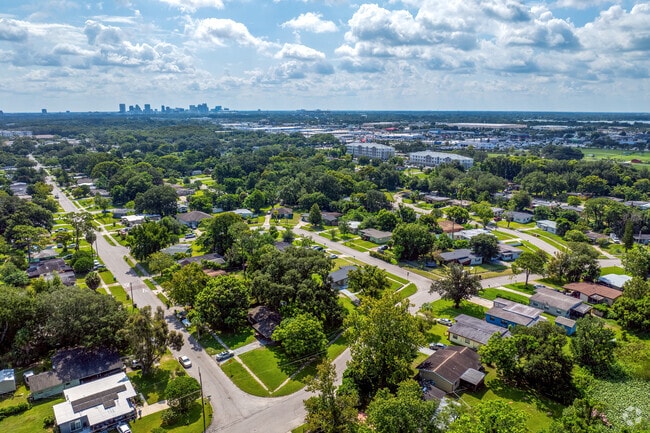 West Colonial offers convenient access to Downtown Orlando and many local amenities.