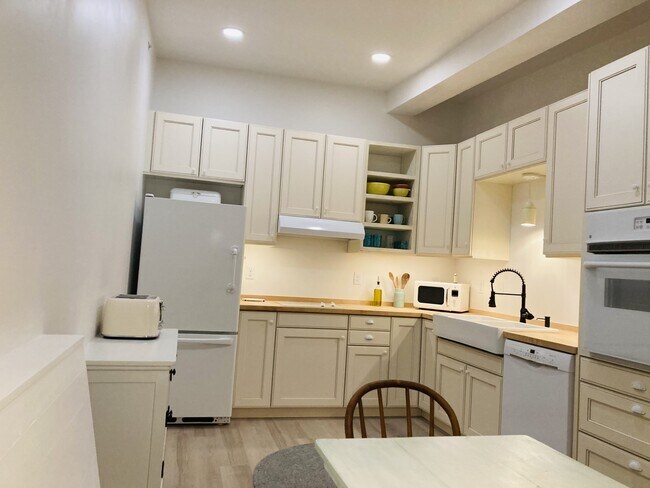 421 E Main St unit B, Stoughton, WI 53589 - photo 3