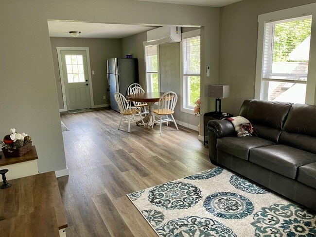 601 Day St unit 2, Decorah, IA 52101 - photo 2