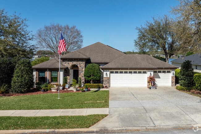 Homes in DeBary Plantation boast beautiful landscaping.