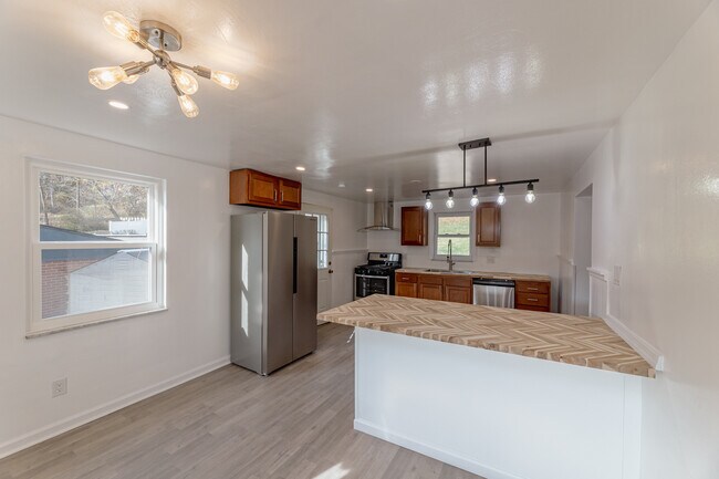 3203 Hebron Dr, Pittsburgh, PA 15235 - photo 4