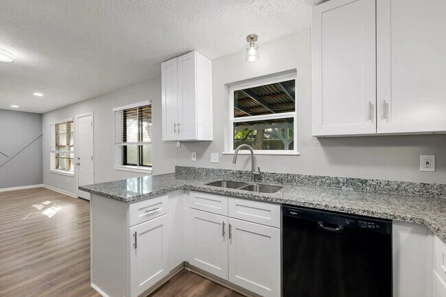 9806 Thrush St, La Porte, TX 77571 - photo 6