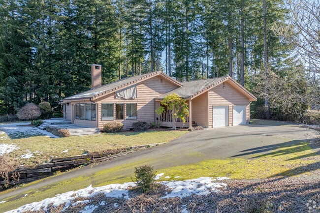 Beautiful hilltop craftsman homes are a common sight to see in Shelton Washington.