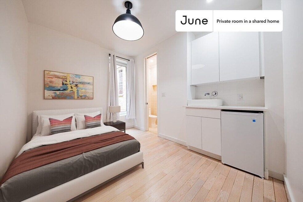 Room in Shared 4 bed/4 bath home
