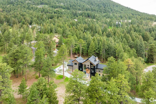 Most homes in Homestead enjoy the privacy of the forest and mountains, as well as the nature and outdoor lifestyle.