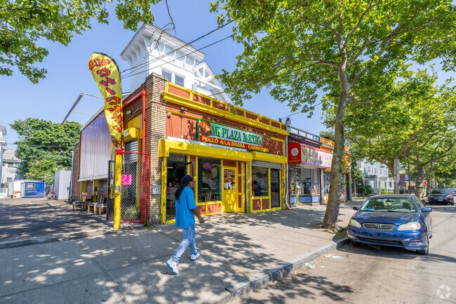 Mi Plaza Mexico in Fair Haven Heights serves up authentic Mexican cuisine that reflects the neighborhood’s rich cultural flavor.