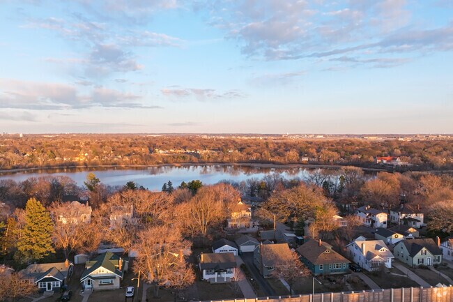 An overview of the Diamond Lake Nieghborhood