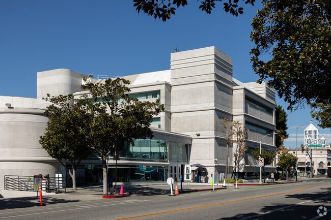 Harkham Hillel Hebrew Academy follows a curriculum that encompasses secular and Judaic studies