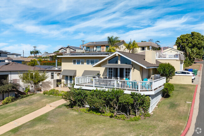 Many homes in Morena feature large porches, perfect for enjoying stunning views.