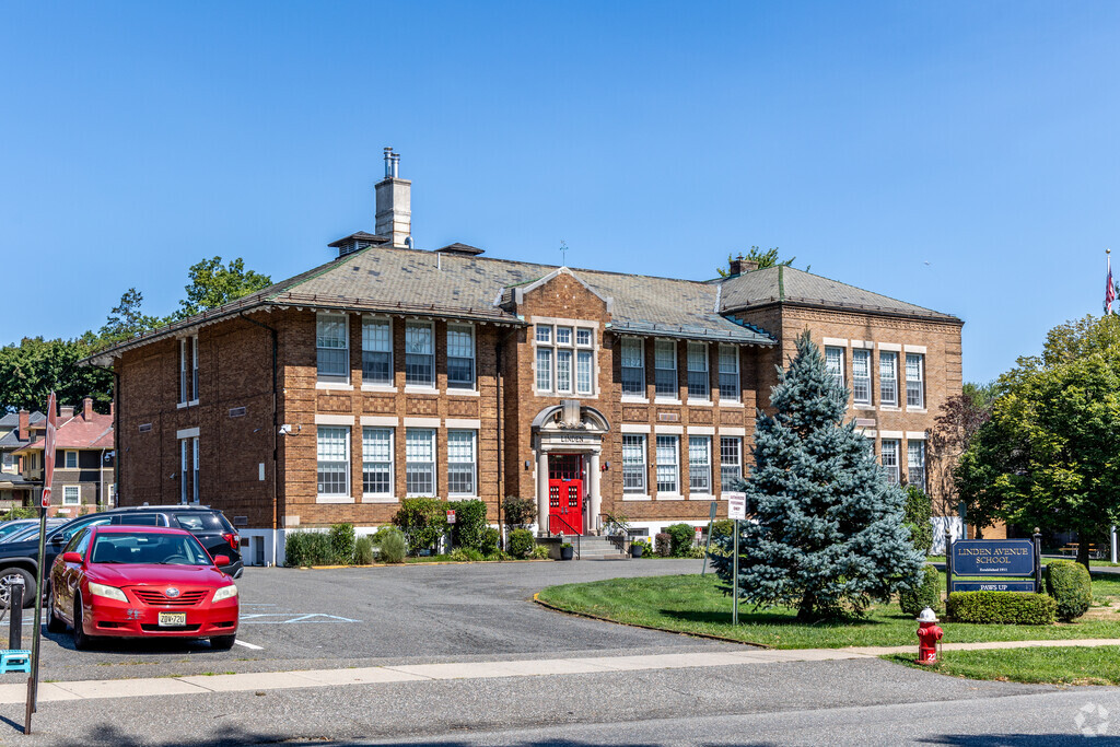 The student-teacher ratio at Linden Avenue School is 14:1.