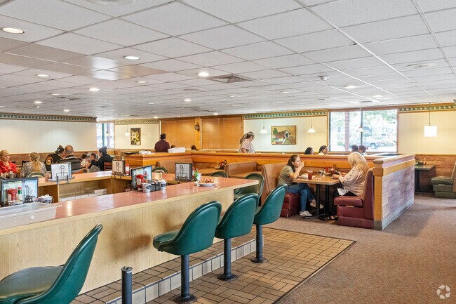 Homestyle dining at Flo's Farmhouse Cafe in Riverside's Arlanza neighborhood.