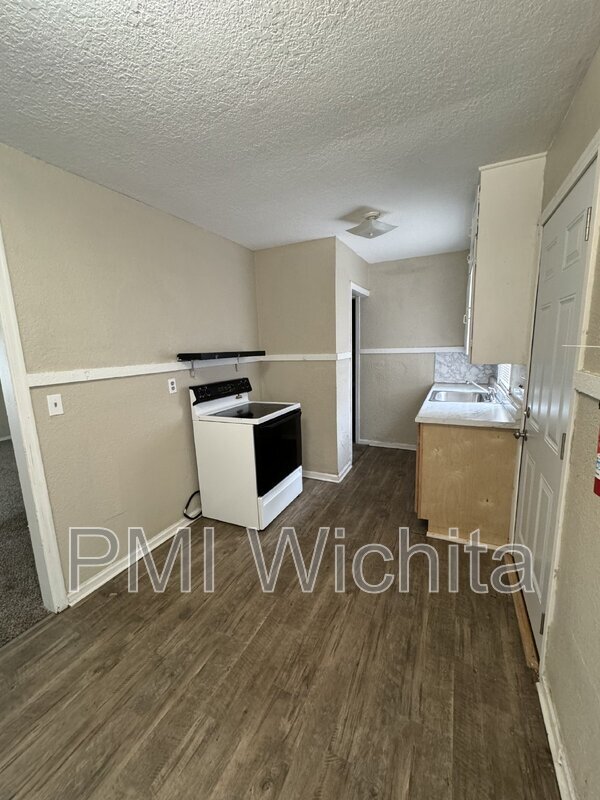 828 S Water St unit 1, Wichita, KS 67213 - photo 6