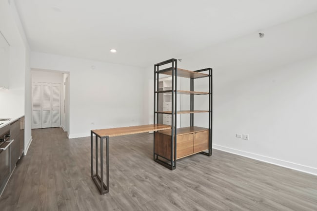 210 W Hubbard St, Chicago, IL 60654 - photo 2