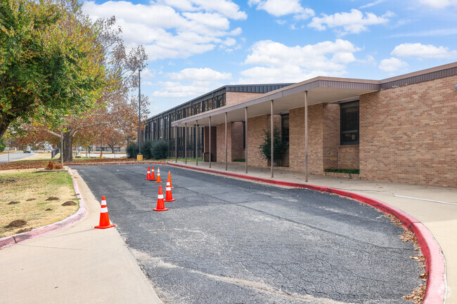 Overholser Elementary has a convenient circle drive for student pick up.