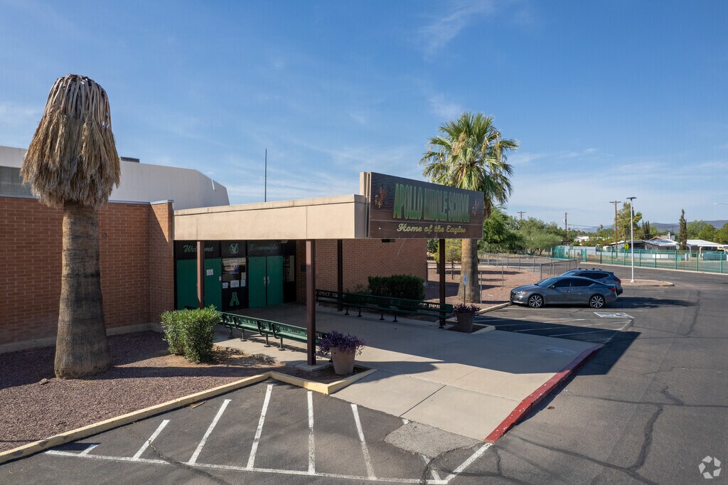 Apollo Middle School serves grades 6-8 in Tucson, Arizona.