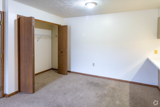 2 BR, 1 BA - 950 SF