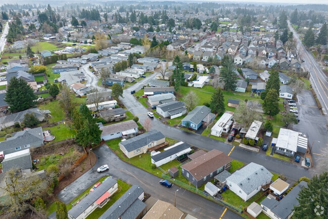 Tower Vista homes benefit from the country's quiet and the city's convenience