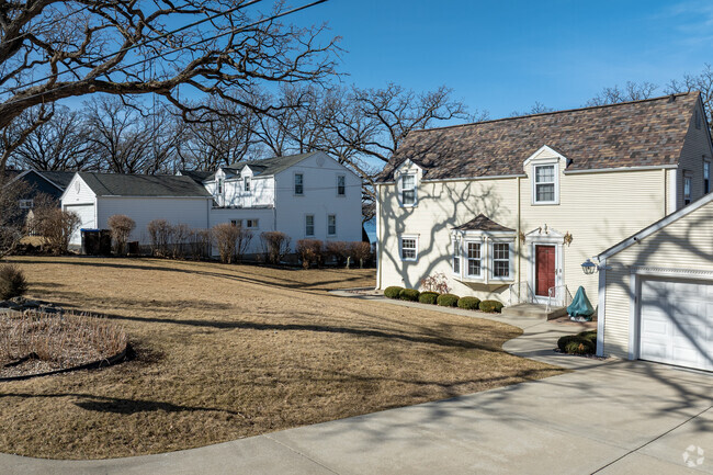 Colonial Revival styles have been popping up on the affluent eastern shores in Wonder Center.