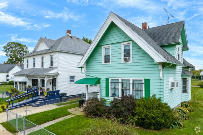 The community of ONYX offers a wide variety of housing styles.