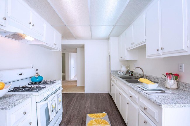 Saddleback Pines Apartment Homes, Fullerton, CA 92833 - photo 4