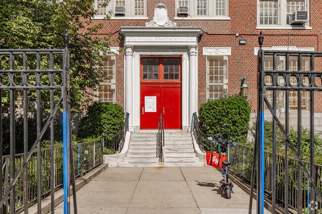 PS 32 State Street is a top rated public school located in Flushing, NY.