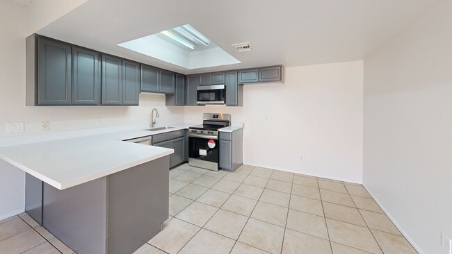 704 N 4th St unit 2, Avondale, AZ 85323 - photo 2