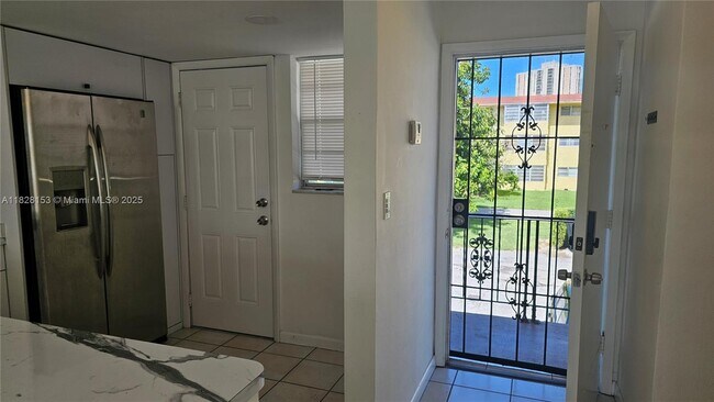 20200 NE 29th Ct unit 2, Miami, FL 33180 - photo 6