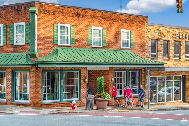 There are many dining and shopping options in Downtown Burlington.