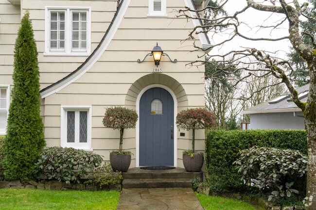 Unique architectural entrance in Arlington Heights.
