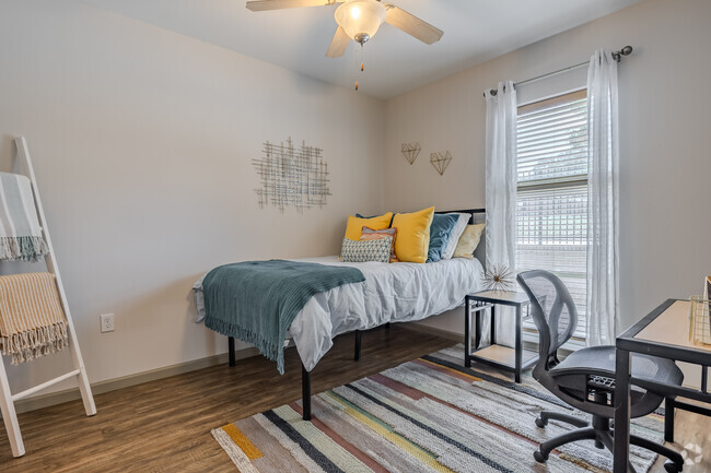 2BR, 2BA - 973SF - Bedroom 1