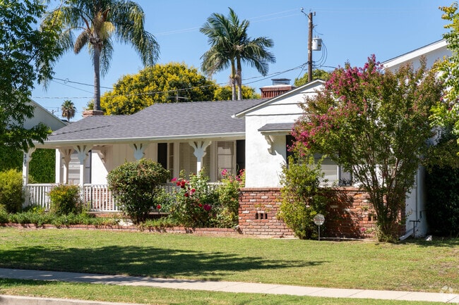 Discover a charming small ranch home with a sturdy brick base in Rancho Adjacent.