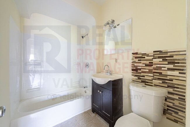 3633 E 153rd St unit Upper Unit, Cleveland, OH 44120 - photo 7