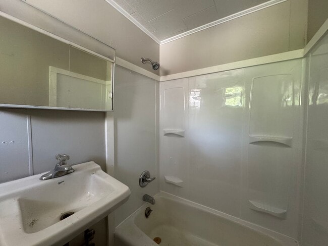 17 Sullivan St, Newport, NH 03773 - photo 3