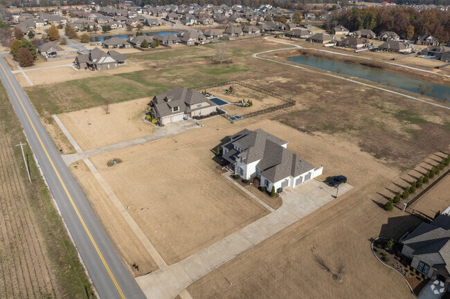 Large acreage homes are rare in Oakdale but still can be found.