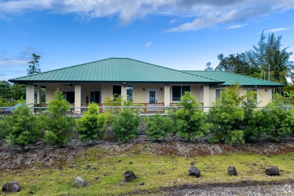 Newer homes can be found in the neighborhood of Hawaiian Paradise Park.
