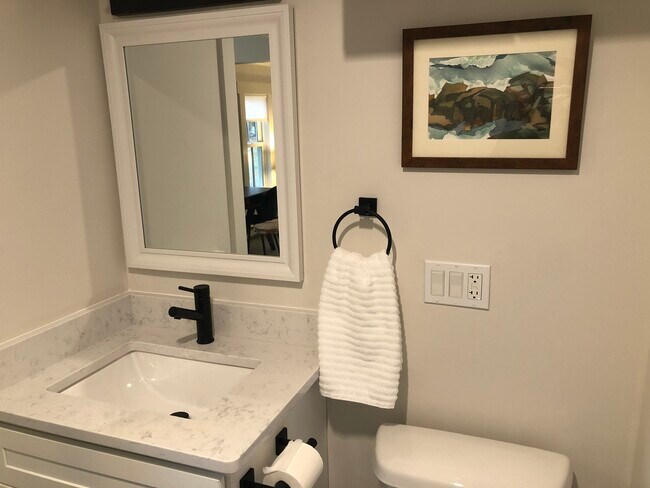 1061 Maplewood Ave unit 4 avail Nov 1, Portsmouth, NH 03801 - photo 3