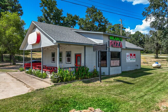 Bullard residents dine on pizza and pasta at Milano’s Pizza.