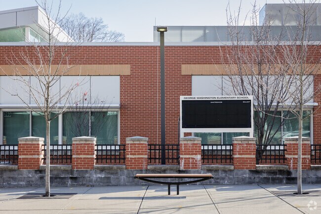 George Washington School in Edgewater, NJ has 324 students.