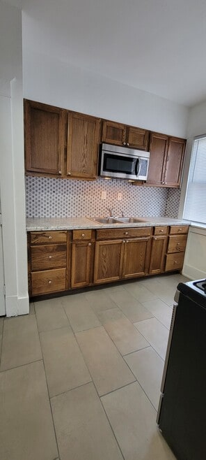 617 W Main St unit 1, Galesburg, IL 61401 - photo 1