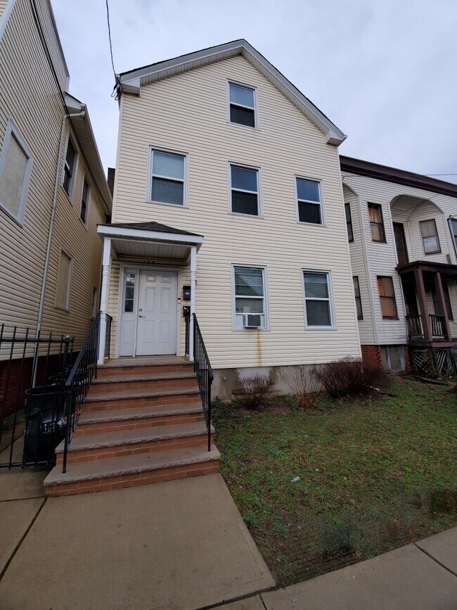 129 Court St, Elizabeth, NJ 07206