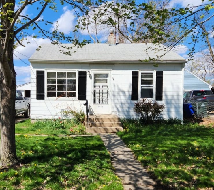 1450 30th St NE, Cedar Rapids, IA 52402 - photo 1